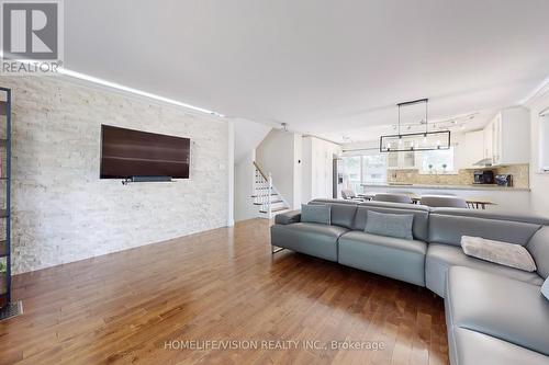 16 Palgrave Crescent, Brampton, ON - Indoor Photo Showing Living Room