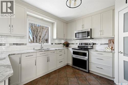 3234 Peyson Bay E, Regina, SK - Indoor Photo Showing Kitchen With Upgraded Kitchen
