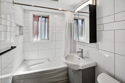 Salle de bains - 7514 Ch. Euclid, Côte-Saint-Luc, QC - Indoor Photo Showing Bathroom