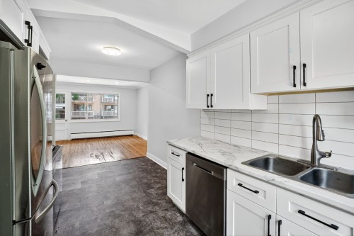 Cuisine - 7514 Ch. Euclid, Côte-Saint-Luc, QC - Indoor Photo Showing Kitchen With Double Sink