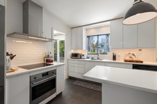 Cuisine - 55 Av. Madsen, Beaconsfield, QC - Indoor Photo Showing Kitchen With Upgraded Kitchen