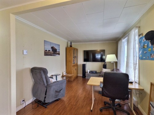 Salon - 485 Route 391, Saint-Eugène-De-Guigues, QC - Indoor