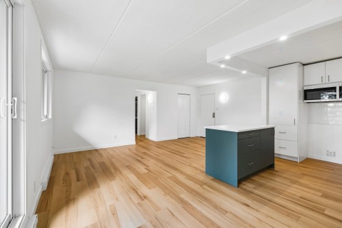 Salon - 118-350 Rue Querbes, Vaudreuil-Dorion, QC - Indoor