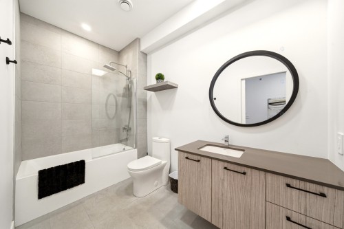 Bathroom - 303-240 Rue Du Cercle-Des-Cantons, Bromont, QC - Indoor Photo Showing Bathroom