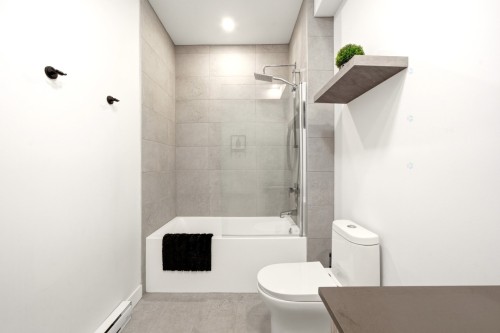 Bathroom - 303-240 Rue Du Cercle-Des-Cantons, Bromont, QC - Indoor Photo Showing Bathroom