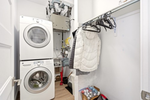 Laundry - 303-240 Rue Du Cercle-Des-Cantons, Bromont, QC - Indoor Photo Showing Laundry Room
