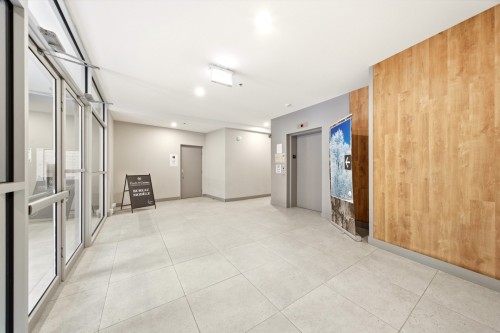 Mud Room - 303-240 Rue Du Cercle-Des-Cantons, Bromont, QC - Indoor Photo Showing Other Room