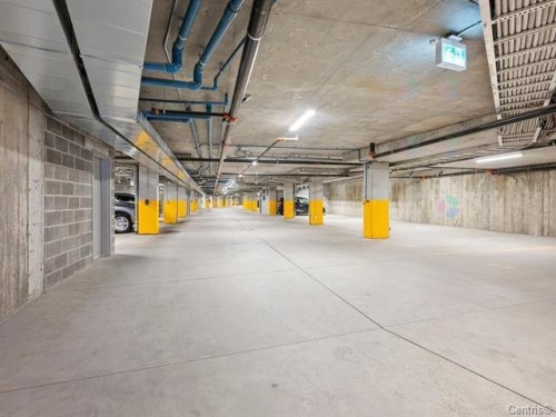 Parking - 303-240 Rue Du Cercle-Des-Cantons, Bromont, QC - Indoor Photo Showing Garage