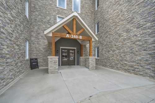 Front of Structure - 303-240 Rue Du Cercle-Des-Cantons, Bromont, QC - Outdoor
