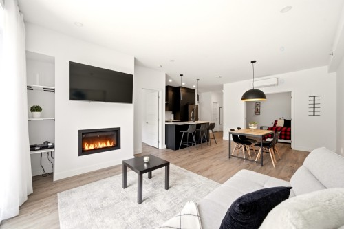 Overall view - 303-240 Rue Du Cercle-Des-Cantons, Bromont, QC - Indoor Photo Showing Living Room With Fireplace