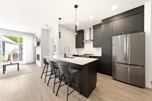 Kitchen - 303-240 Rue Du Cercle-Des-Cantons, Bromont, QC - Indoor Photo Showing Kitchen With Upgraded Kitchen