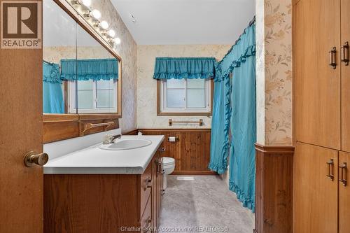 35 Peter Street, Chatham, ON - Indoor Photo Showing Bathroom