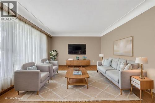 35 Peter Street, Chatham, ON - Indoor Photo Showing Living Room