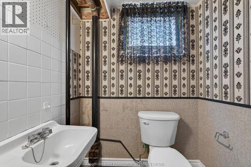 35 Peter Street, Chatham, ON - Indoor Photo Showing Bathroom