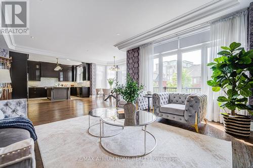 9 Berkshire Crescent, Markham, ON - Indoor Photo Showing Living Room