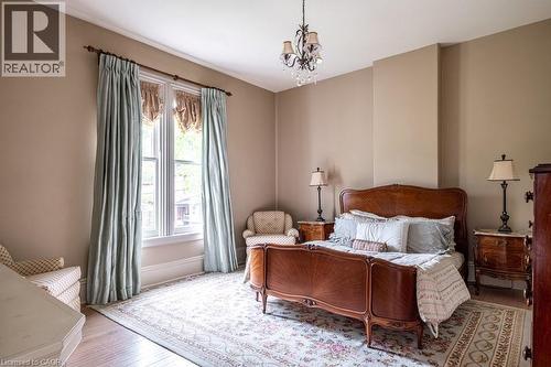 Hardwood flooring throughout featuring a decorative area rug - 370 Hess Street S, Hamilton, ON - Indoor Photo Showing Bedroom