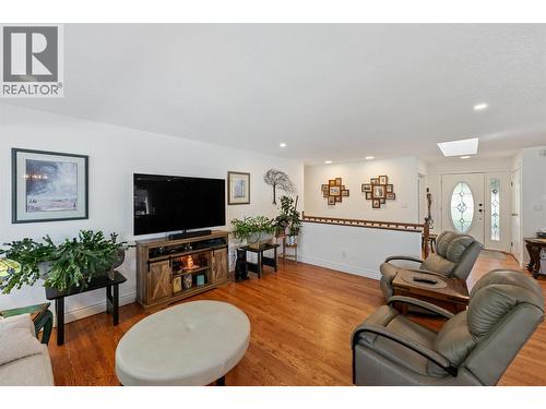 101 2Nd Avenue, Keremeos, BC - Indoor Photo Showing Living Room