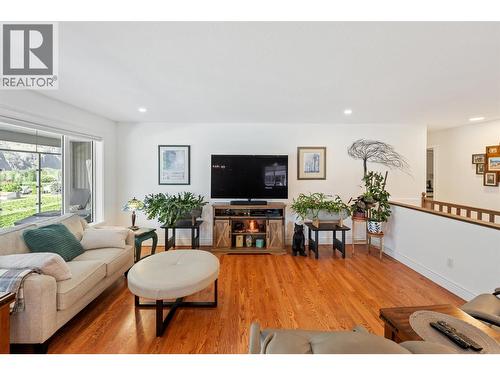 101 2Nd Avenue, Keremeos, BC - Indoor Photo Showing Living Room