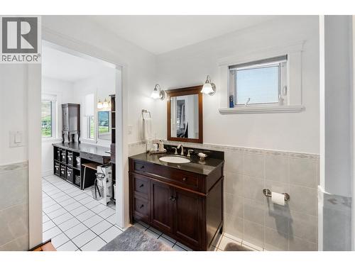 101 2Nd Avenue, Keremeos, BC - Indoor Photo Showing Bathroom