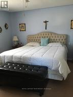 King sized bed fits with additional space - 