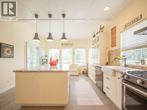 10067 Highway 101, Powell River, BC - Indoor Photo Showing Kitchen