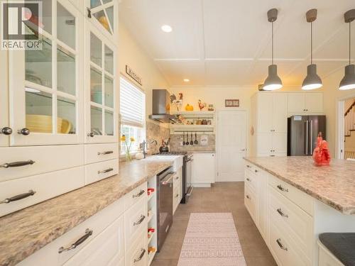 10067 Highway 101, Powell River, BC - Indoor Photo Showing Kitchen