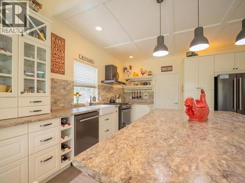 10067 Highway 101, Powell River, BC - Indoor Photo Showing Kitchen With Upgraded Kitchen