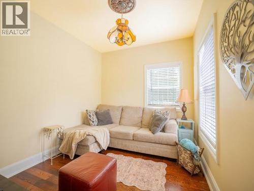 10067 Highway 101, Powell River, BC - Indoor Photo Showing Living Room