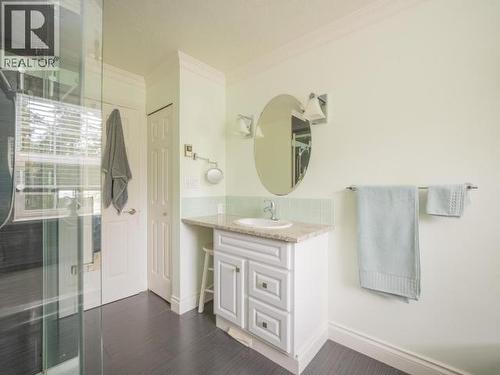 10067 Highway 101, Powell River, BC - Indoor Photo Showing Bathroom