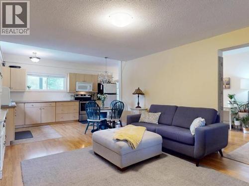 10067 Highway 101, Powell River, BC - Indoor Photo Showing Living Room