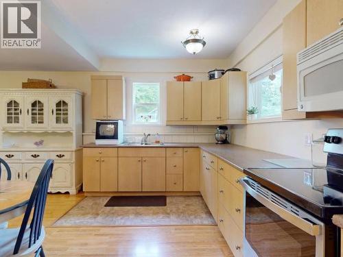 10067 Highway 101, Powell River, BC - Indoor Photo Showing Kitchen With Double Sink