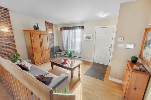 Salon - 425 Rue Perras, Laval (Auteuil), QC - Indoor