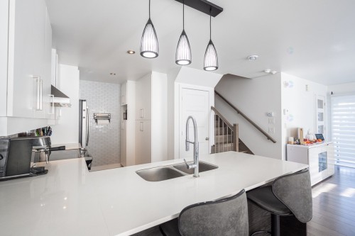 Cuisine - 204-83 Ch. Des Îles-Yale, Saint-Eustache, QC - Indoor Photo Showing Kitchen With Double Sink