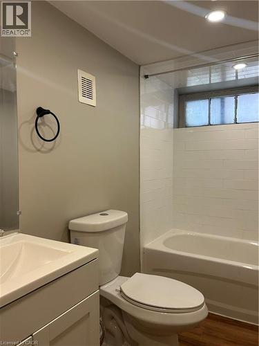 133 Park Row N Unit# 4, Hamilton, ON - Indoor Photo Showing Bathroom