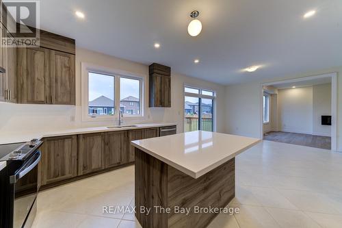 182 Mapleside Drive, Wasaga Beach, ON - Indoor Photo Showing Kitchen