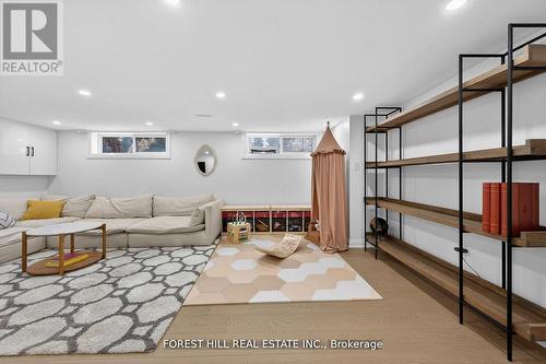 4 Holman Crescent, Aurora, ON - Indoor