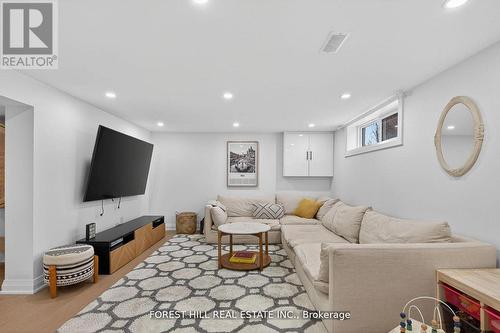 4 Holman Crescent, Aurora, ON - Indoor Photo Showing Living Room