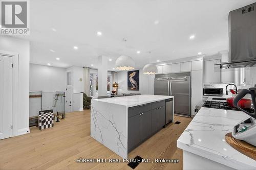 4 Holman Crescent, Aurora, ON - Indoor Photo Showing Kitchen