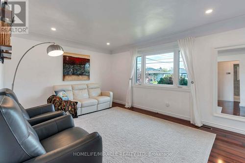 32 Durham Road, Hamilton, ON - Indoor Photo Showing Living Room