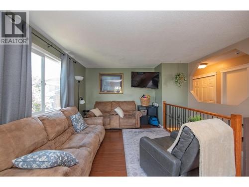 3701 15 Avenue, Vernon, BC - Indoor Photo Showing Living Room