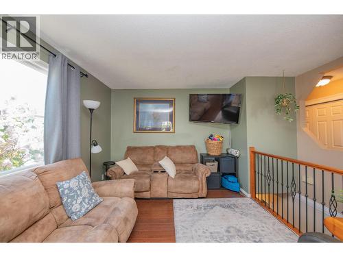 3701 15 Avenue, Vernon, BC - Indoor Photo Showing Living Room