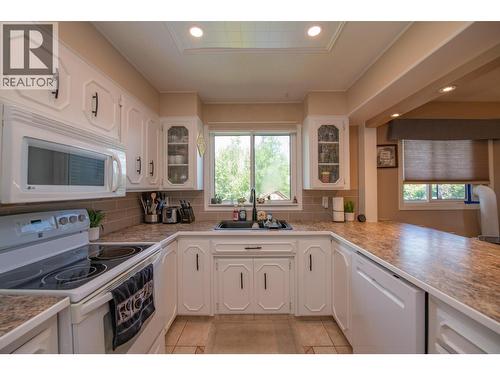 3701 15 Avenue, Vernon, BC - Indoor Photo Showing Kitchen With Double Sink