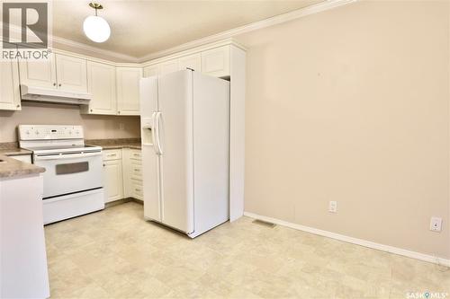 220 Cedar Meadow Drive, Regina, SK - Indoor Photo Showing Kitchen