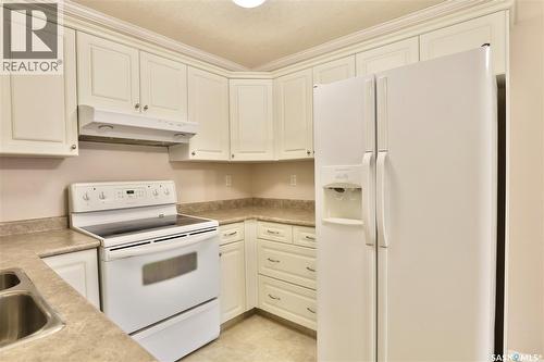 220 Cedar Meadow Drive, Regina, SK - Indoor Photo Showing Kitchen