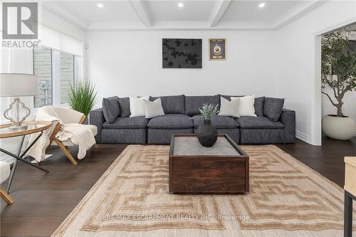 27 Elodia Court, Hamilton, ON - Indoor Photo Showing Living Room