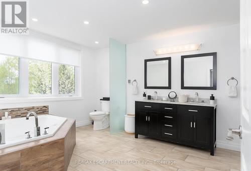 27 Elodia Court, Hamilton, ON - Indoor Photo Showing Bathroom
