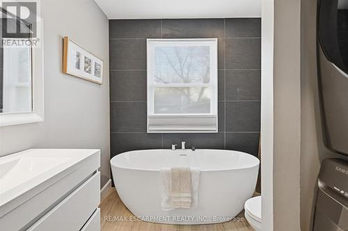2330 Alma Dale Avenue, Burlington, ON - Indoor Photo Showing Bathroom