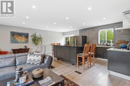 2330 Alma Dale Avenue, Burlington, ON - Indoor Photo Showing Living Room