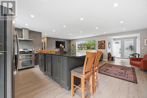 2330 Alma Dale Avenue, Burlington, ON - Indoor Photo Showing Kitchen With Upgraded Kitchen