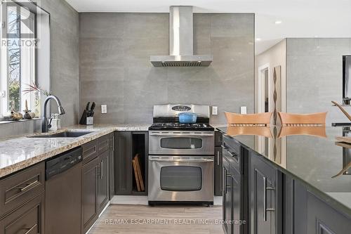 2330 Alma Dale Avenue, Burlington, ON - Indoor Photo Showing Kitchen With Upgraded Kitchen